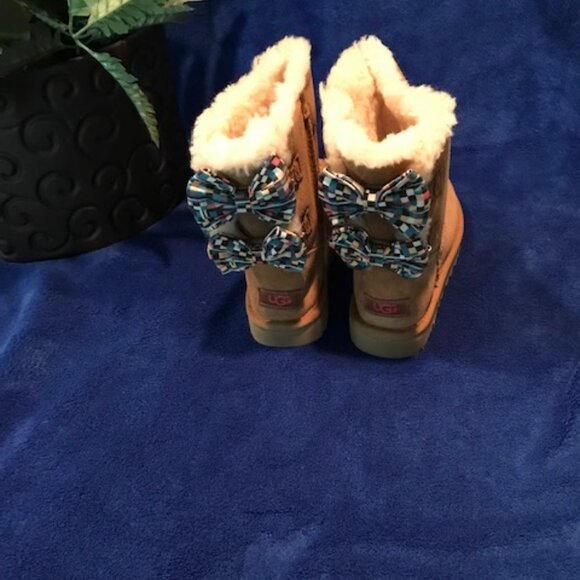 UGG Short W/Bailey Bow Checkered Size 6 🎀 - Picture 2 of 8